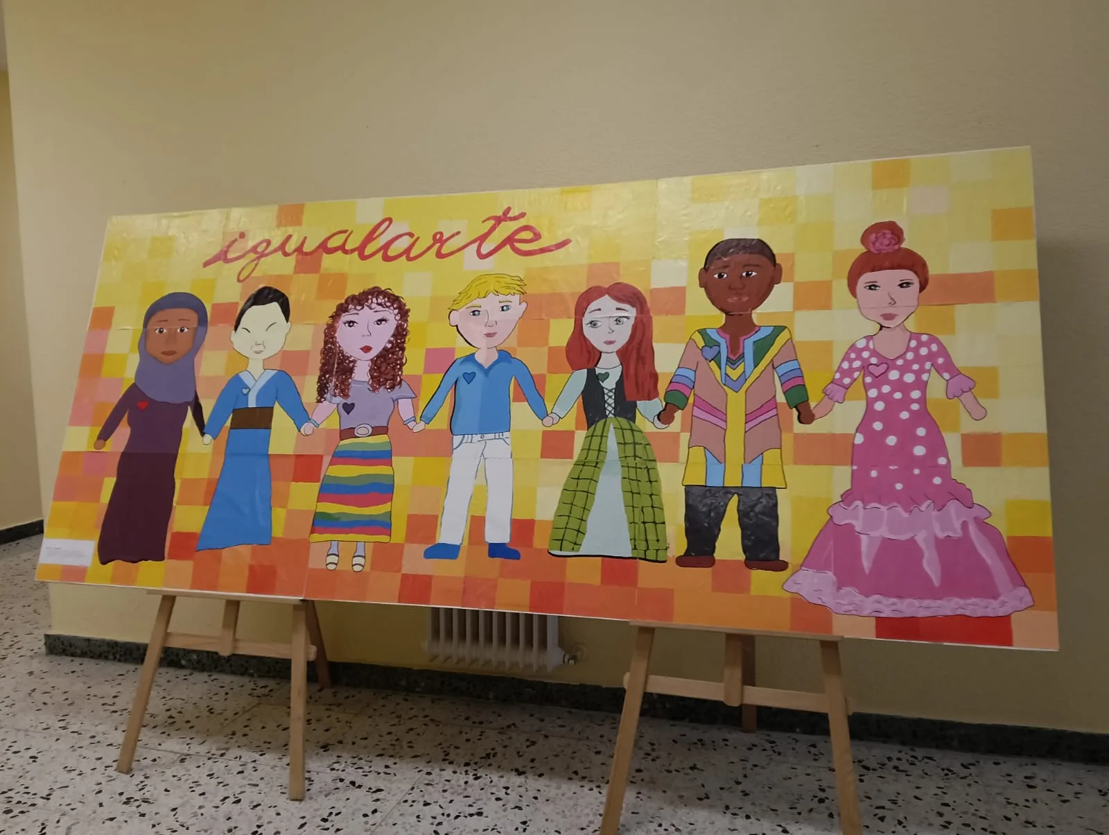 El mural del Día de la Mujer, realizado por alumnos del IES Virgen de la Encina, expuesto en la Biblioteca Municipal