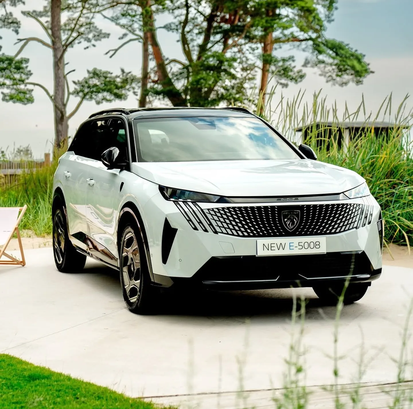 Talleres Hermanos López Pérez presenta el nuevo Peugeot E-5008 en Bembibre
