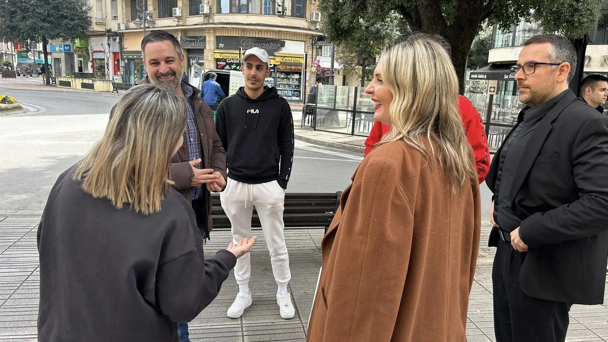 Santiago Abascal se deja ver por el centro de Ponferrada junto a la militancia de VOX Bierzo