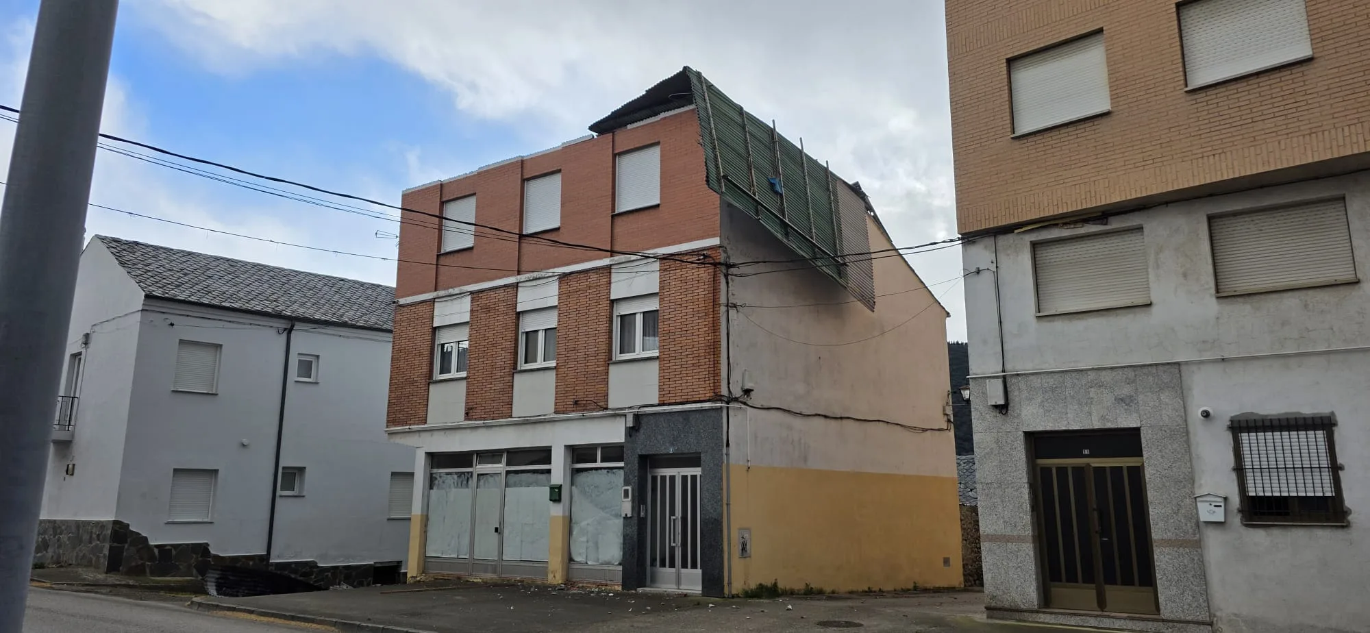 Agitada jornada para el Servicio de Bomberos por las fuertes rachas de viento en Ponferrada