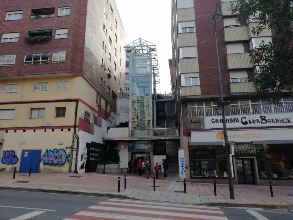Limpieza de ascensores públicos en Ponferrada con motivo de la Semana Santa