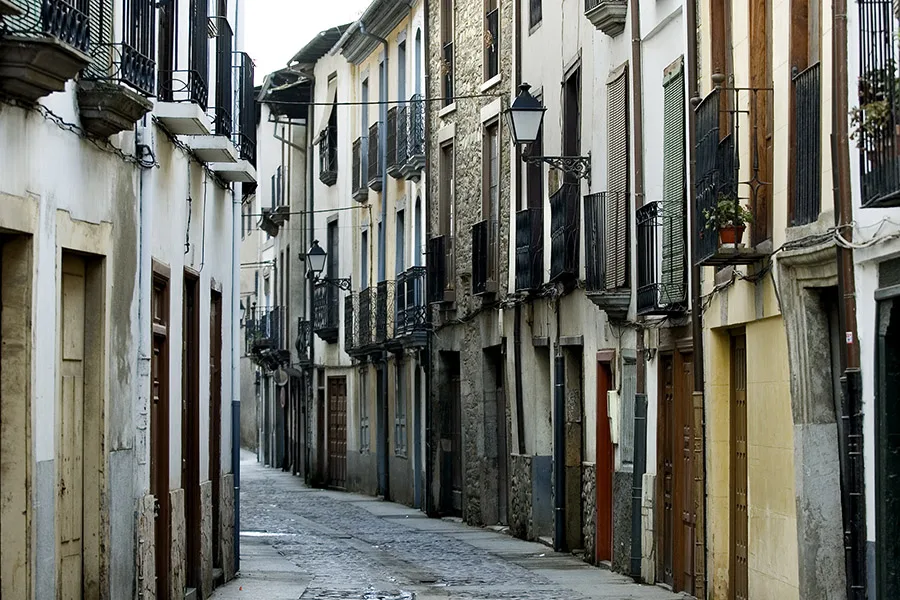 El Ayuntamiento de Villafranca del Bierzo se enfrenta a una crisis interna por la peatonalización de la Calle del Agua