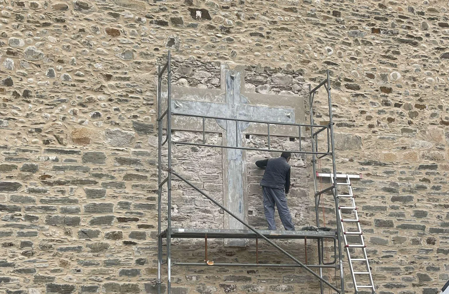 Retiran la placa franquista de la Colegiata de Villafranca del Bierzo