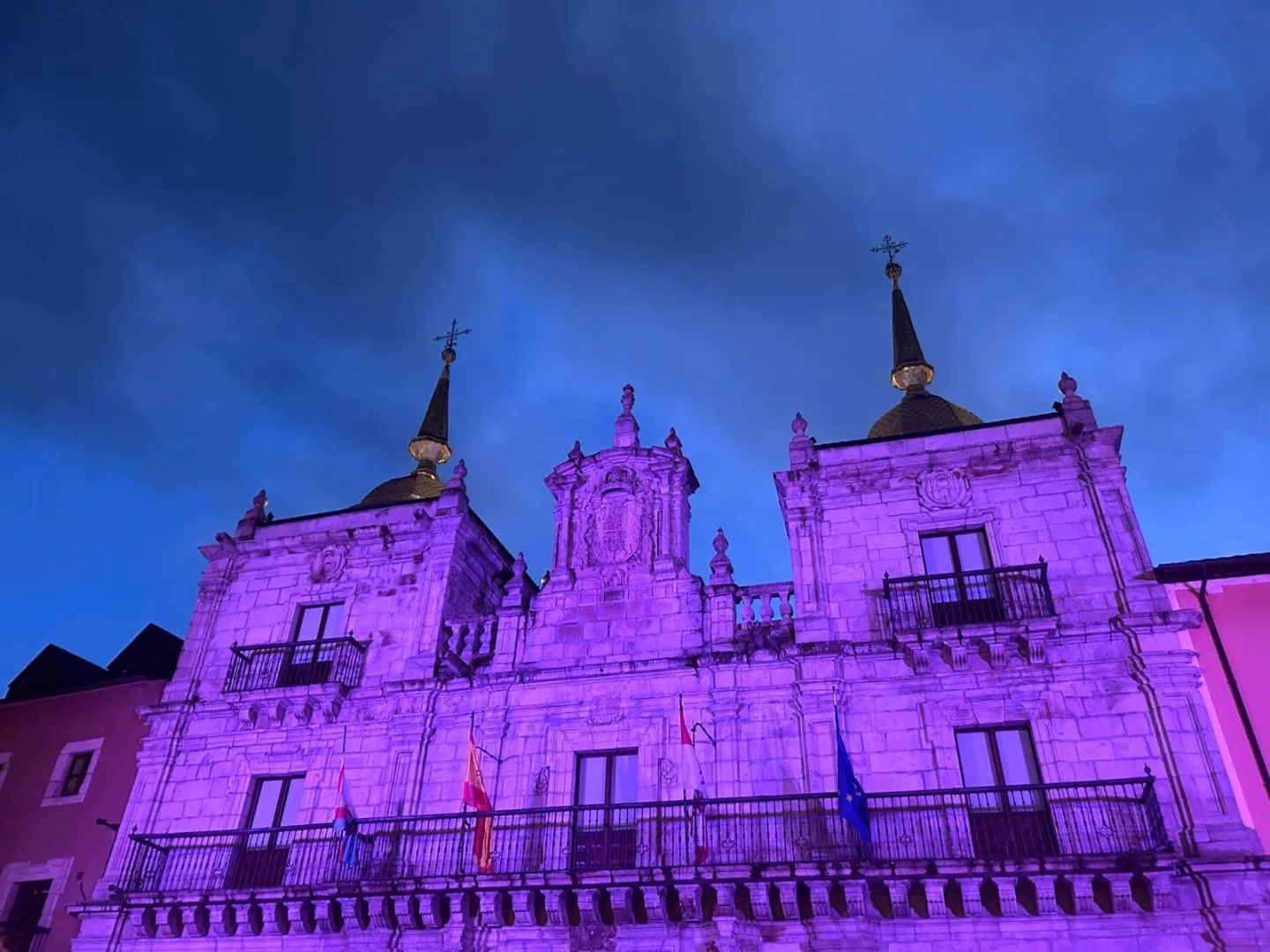 El Ayuntamiento de Ponferrada se ilumina por el Día Internacional de la Mujer