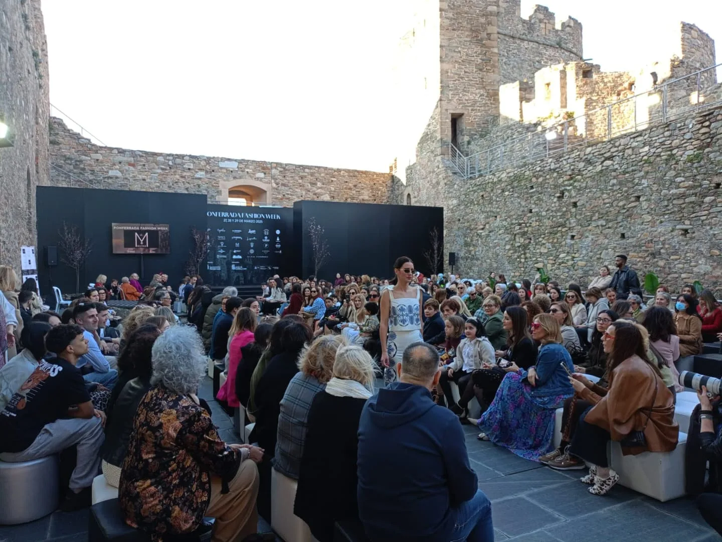 "El Castillo no es una discoteca": el PSOE pide medidas que "garanticen no volver a ver las imágenes de fiesta que se vieron" tras la inauguración de la Semana de la Moda