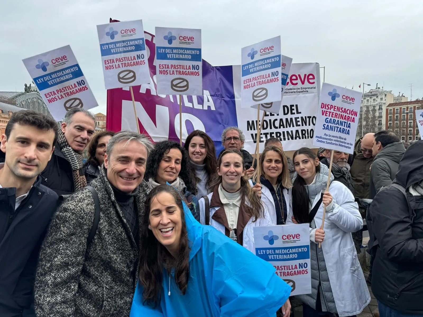 [FOTOS-VIDEO] Veterinarios de Ponferrada se suman a la protesta en Madrid contra la normativa de medicamentos