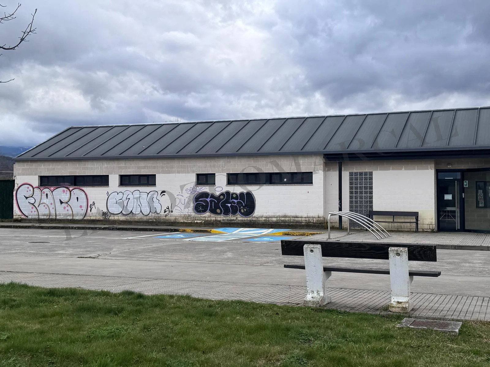 Grafiteadas las piscinas municipales de Fuentesnuevas