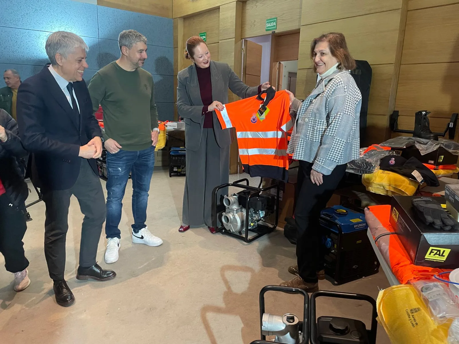 La Junta entrega material valorado en más de 24.000 euros a voluntarios de protección civil en Vega de Espinareda y Lago de Carucedo
