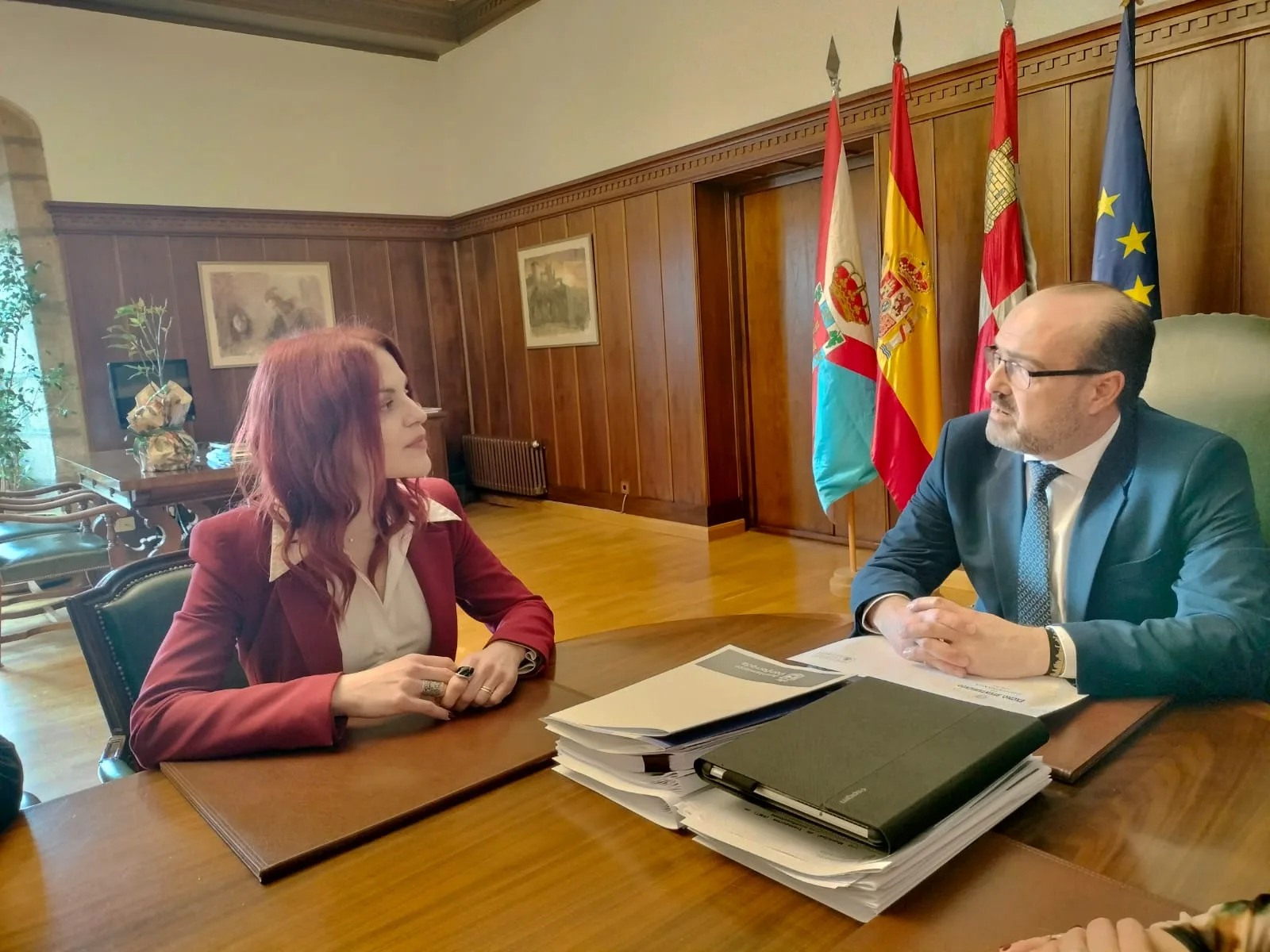 Morala recibe a la astronauta Sara García en compañía de la rectora de la ULE y su equipo