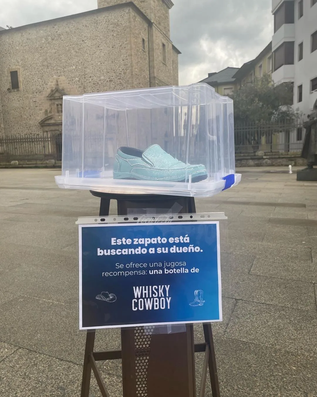 Un misterioso zapato en la Plaza de la Encina desata la curiosidad de los viandantes
