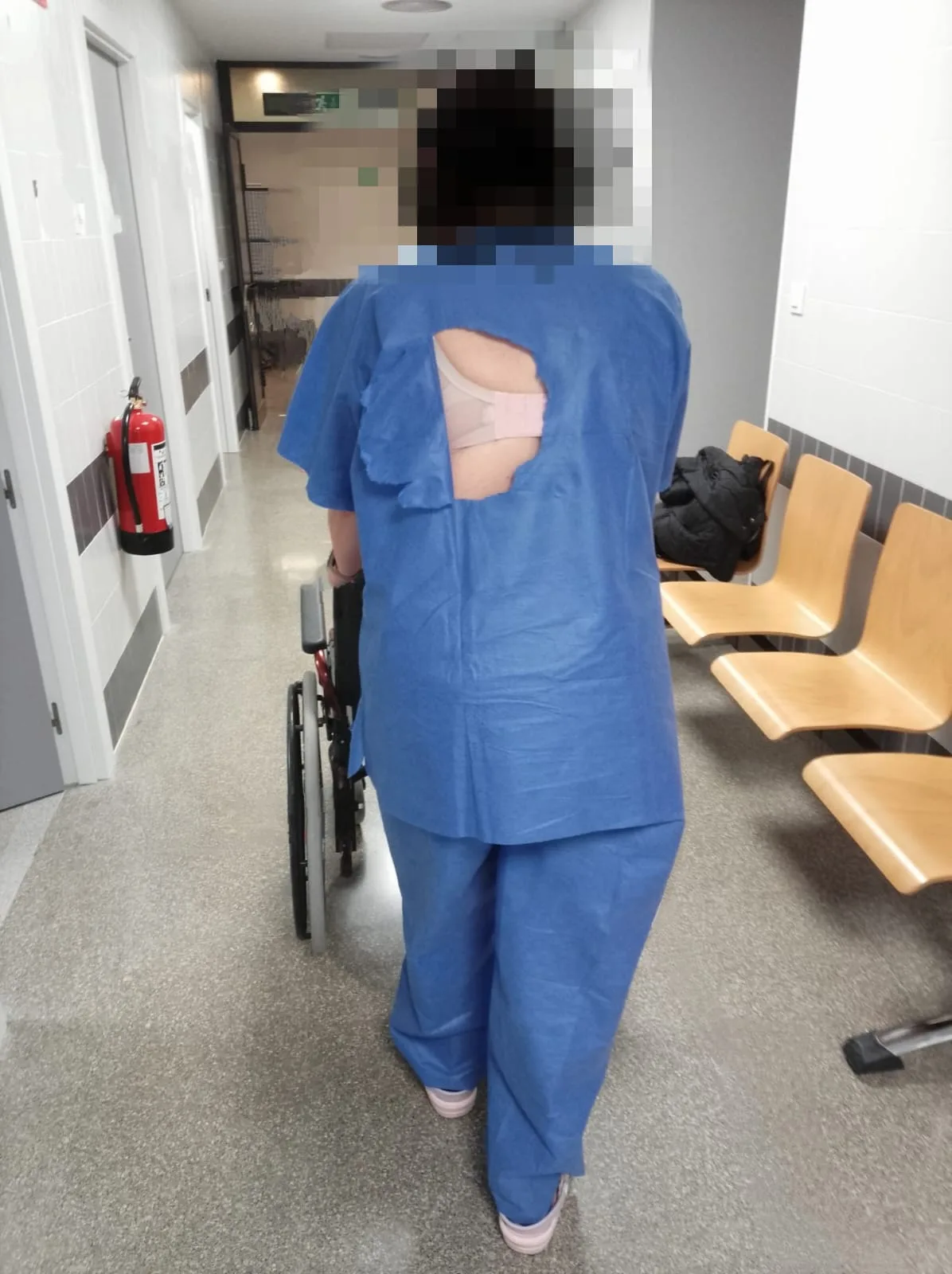"Humillante": la palabra más repetida por los trabajadores del Hospital El Bierzo ante el "caos" con la ropa de trabajo