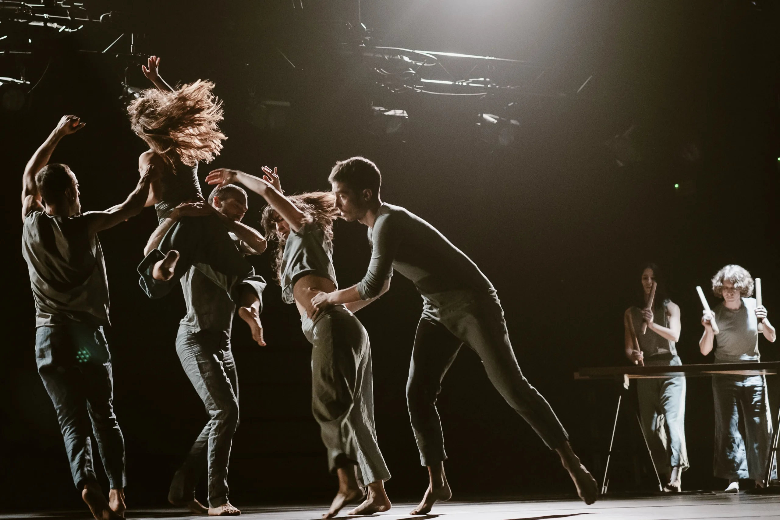 El Bergidum cierra el abono de invierno con Txalaparta, que combina música de raíz y danza contemporánea