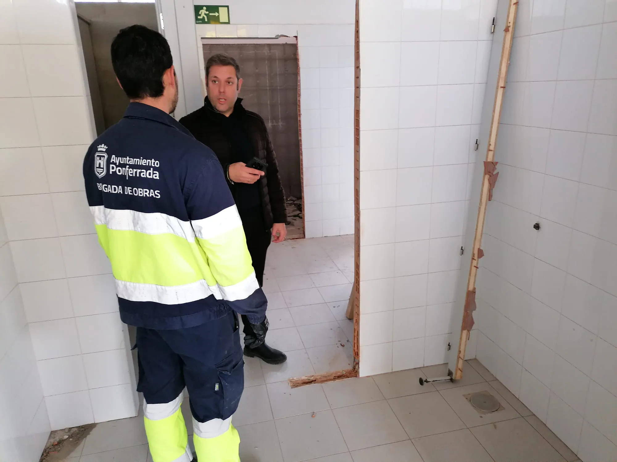 La Brigada de Obras interviene en La Cemba y las piscinas municipales de verano en Ponferrada