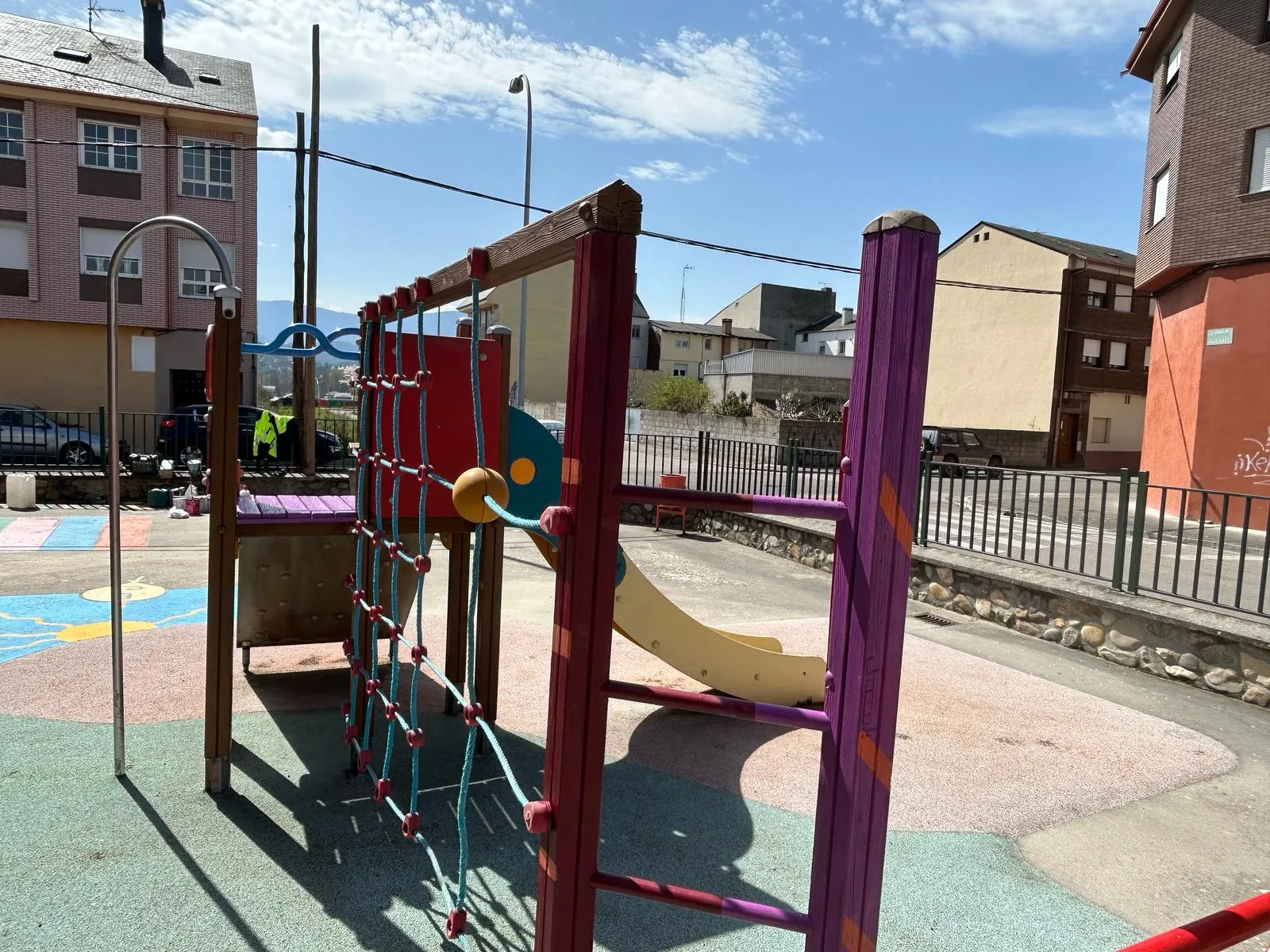 Mejoras en el mobiliario urbano del CEIP Virgen del Carmen en La Placa