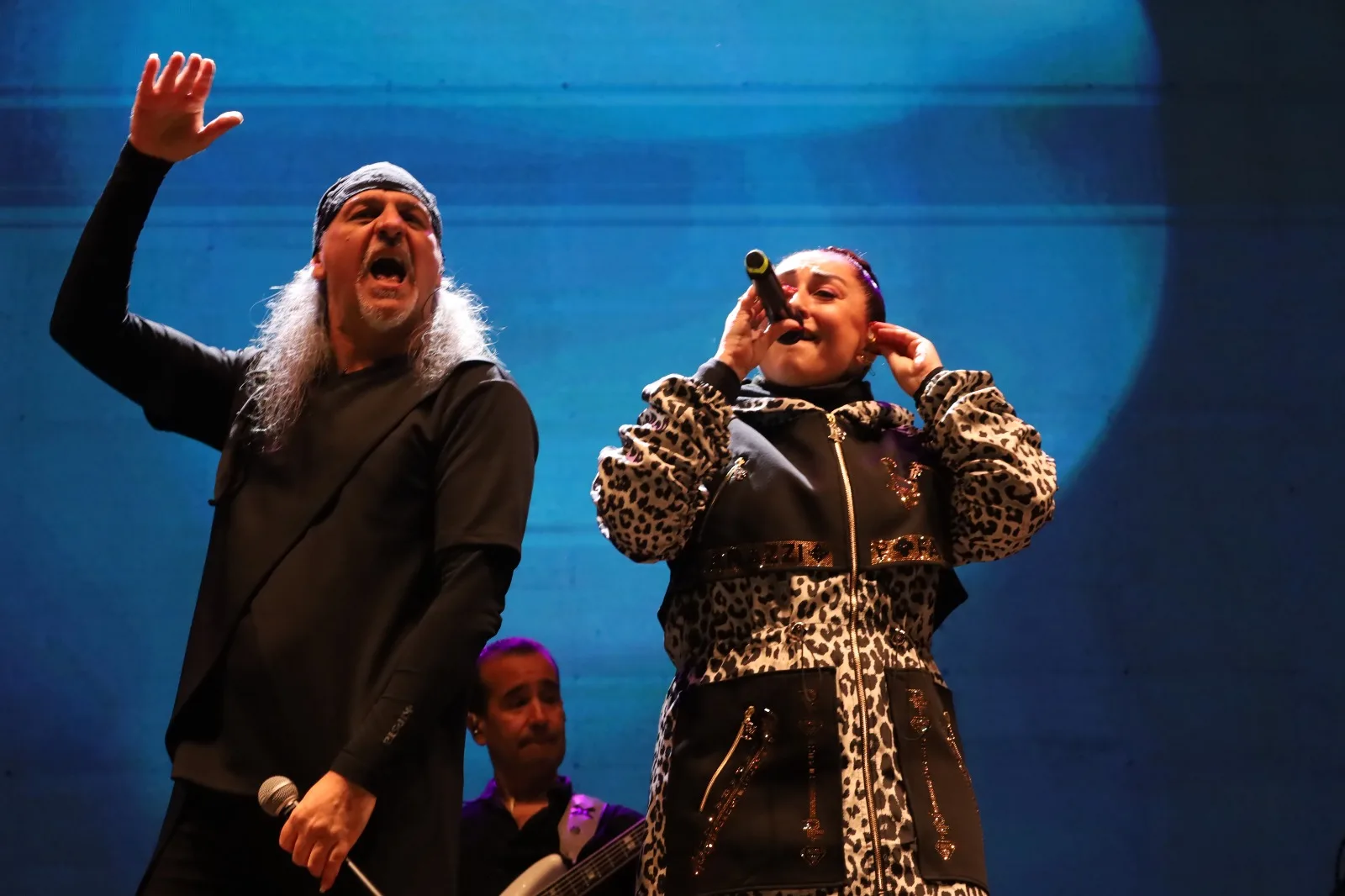 [FOTOS-VIDEO] Camela desata la nostalgia en Ponferrada con un concierto multitudinario