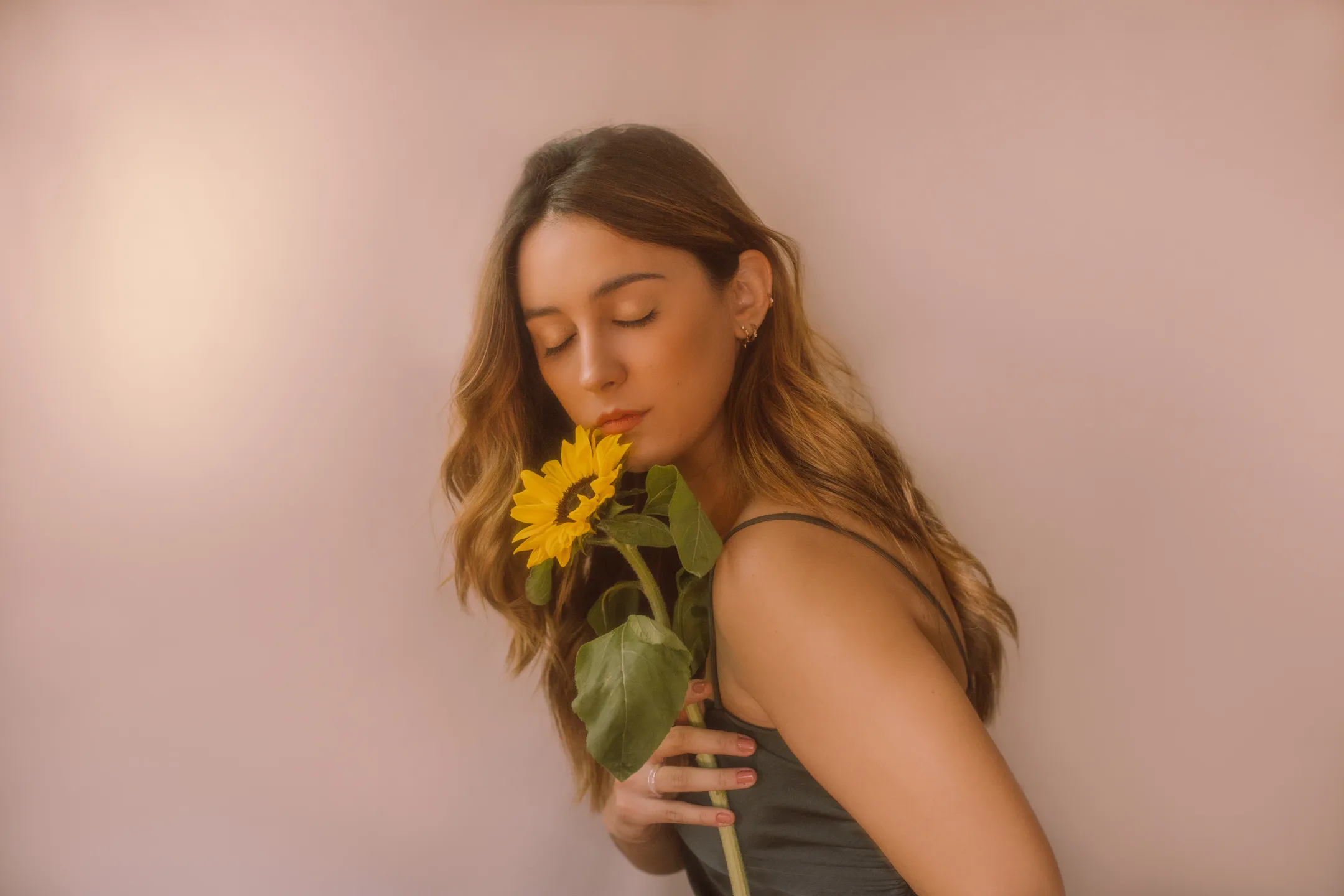 Carla Lourdes lanza su esperado álbum debut el 25 de abril con “La Calma” como tercer adelanto