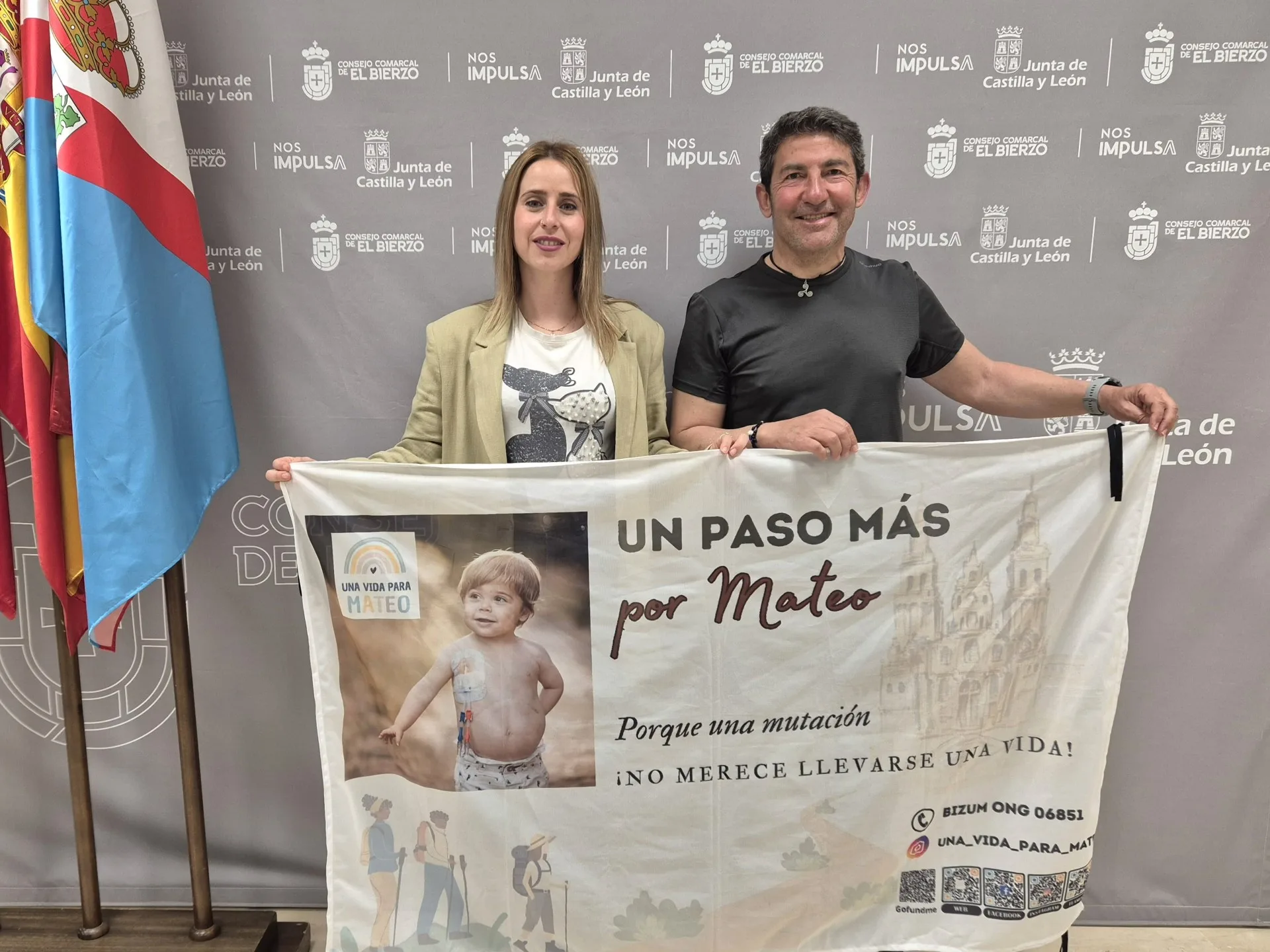 La vicepresidenta del Consejo Comarcal recibe a un caminante solidario que recorre la Rura Jacobea para visibilizar una enfermedad rara