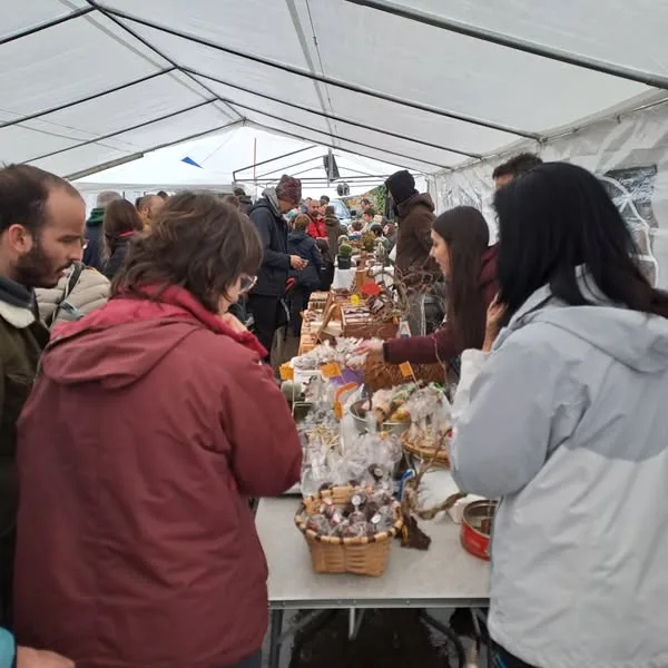 Vega de Espinareda celebra la Feria Artesanal de Burbia con gran éxito y participación