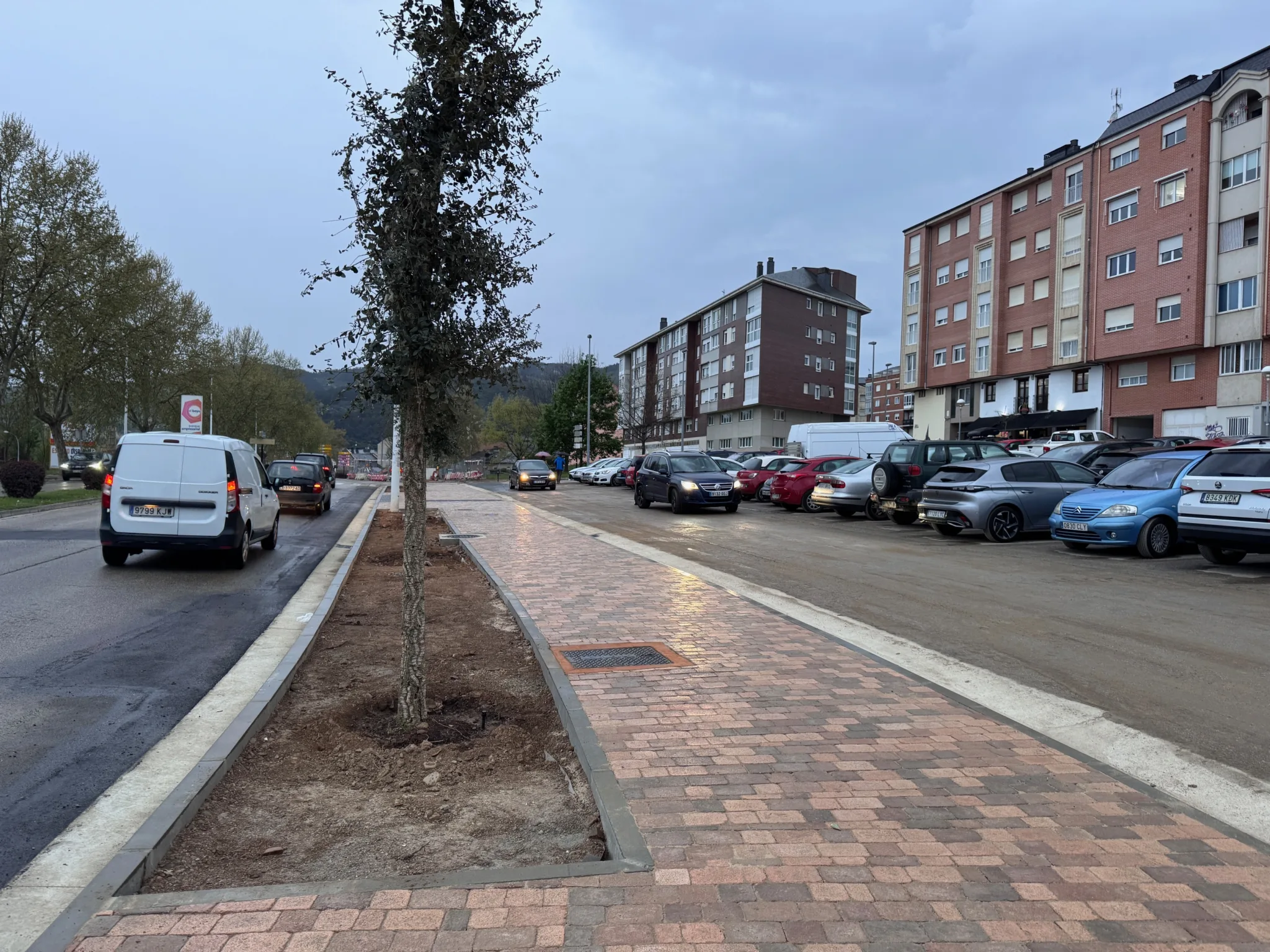 Avanzan las obras de renovación de aceras en la Avenida del Castillo de Ponferrada