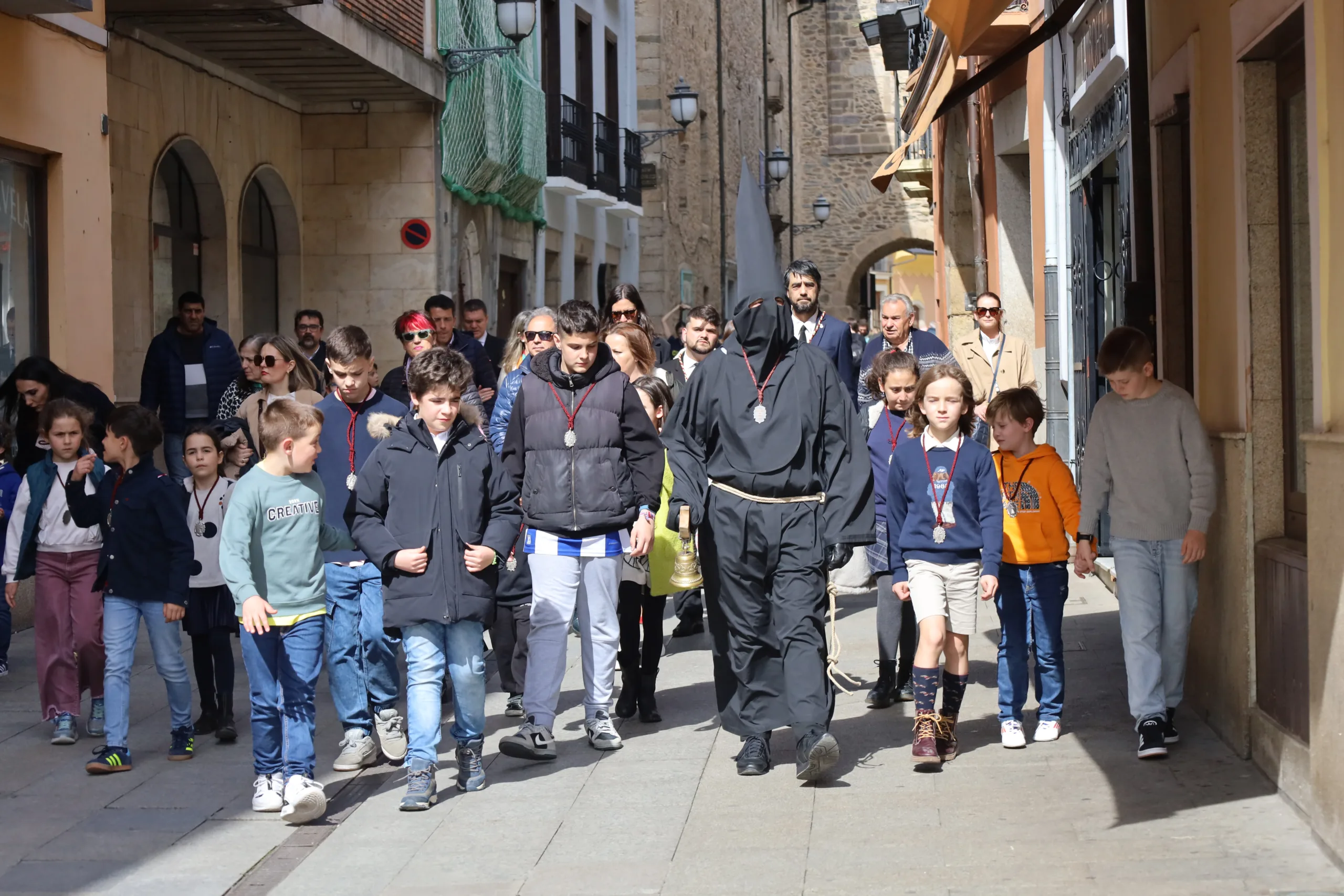 El Lambrión Chupacandiles da inicio a la Semana Santa en Ponferrada