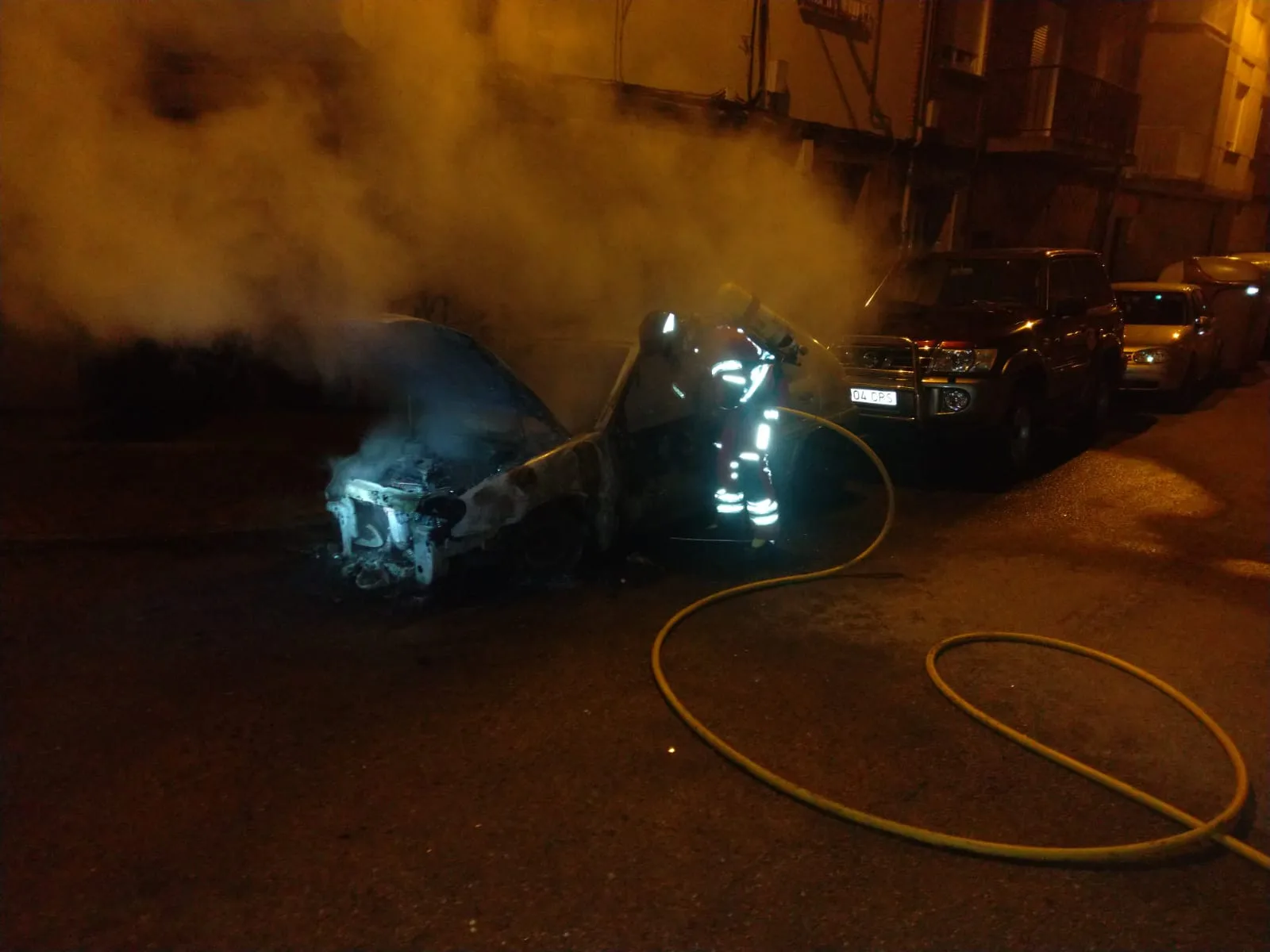 Vehículo calcinado en la Calle San Valerio de Ponferrada