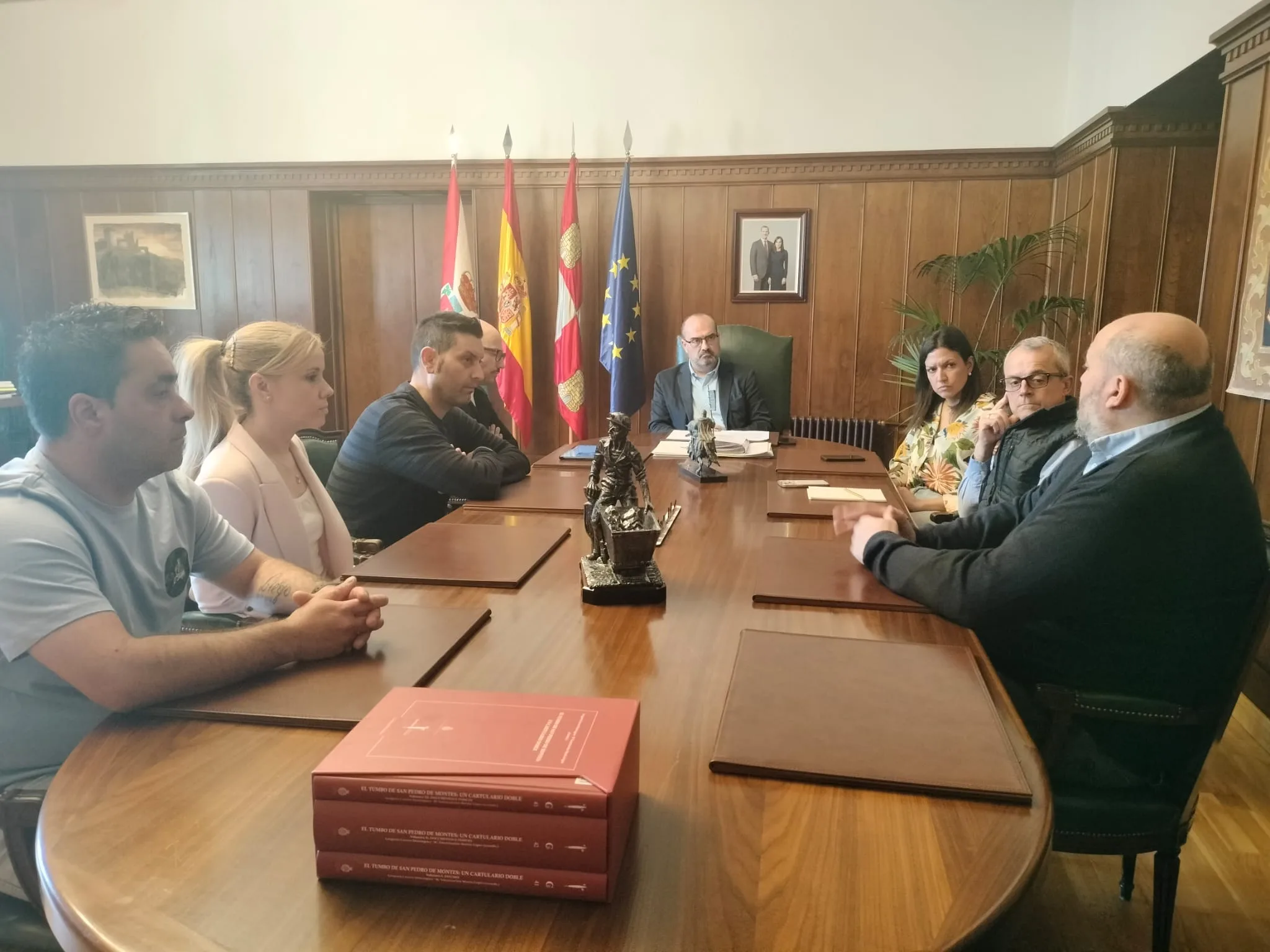 Reunión del alcalde de Ponferrada con la nueva plataforma de negocios de hostelería, comercios y clubs deportivos del Barrio de La Rosaleda