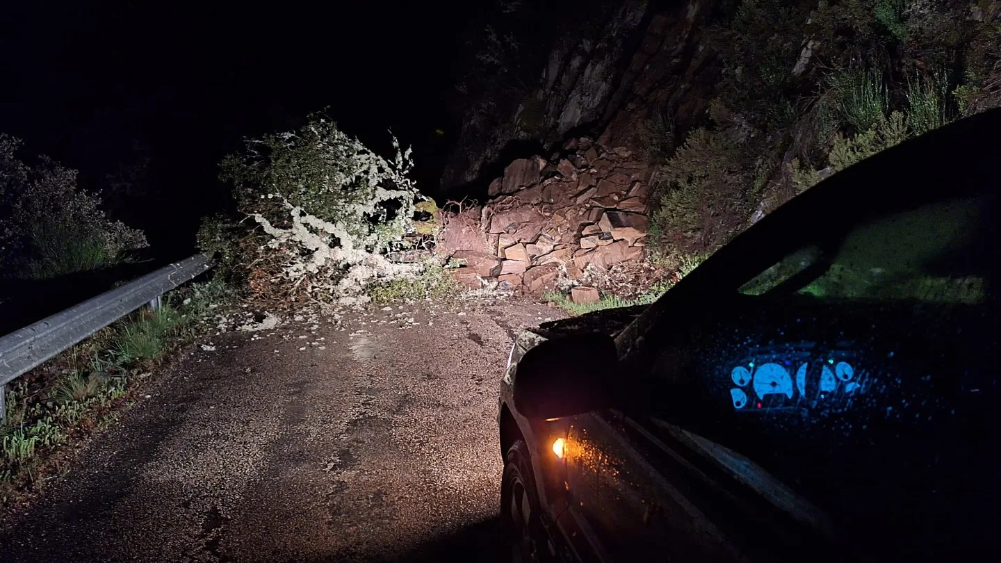 Derrumbe en la carretera entre Ribón y Veguellina obliga a cortar el tráfico