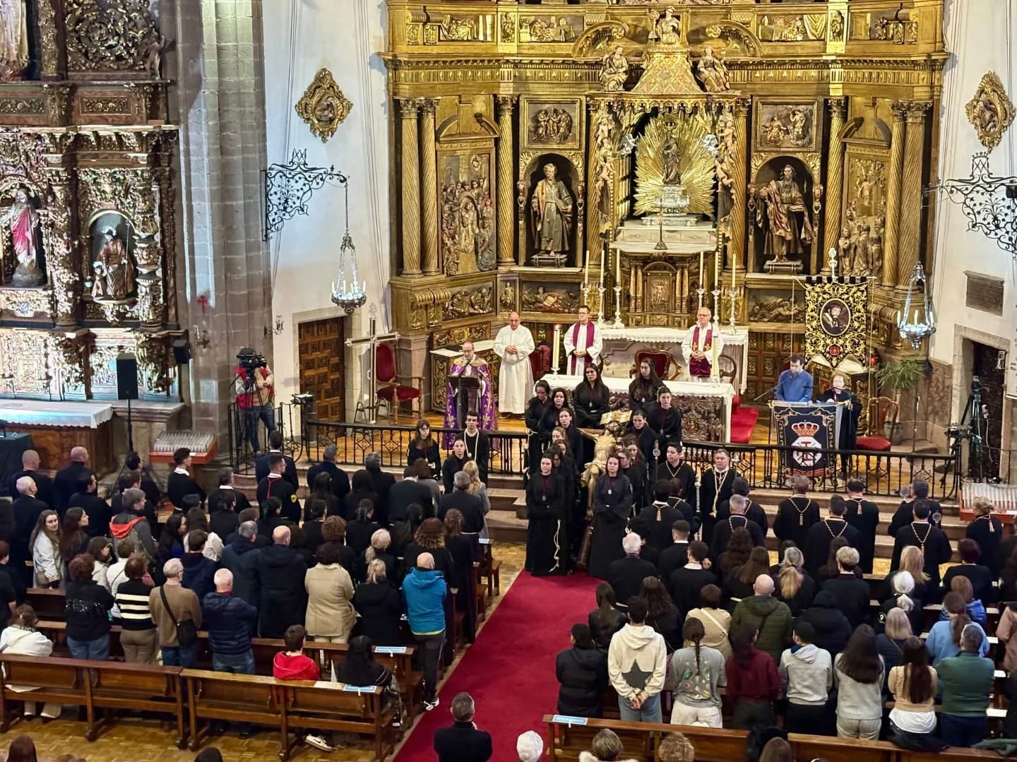 La lluvia traslada el Viacrucis penitencial a la Basílica de la Encina en Ponferrada