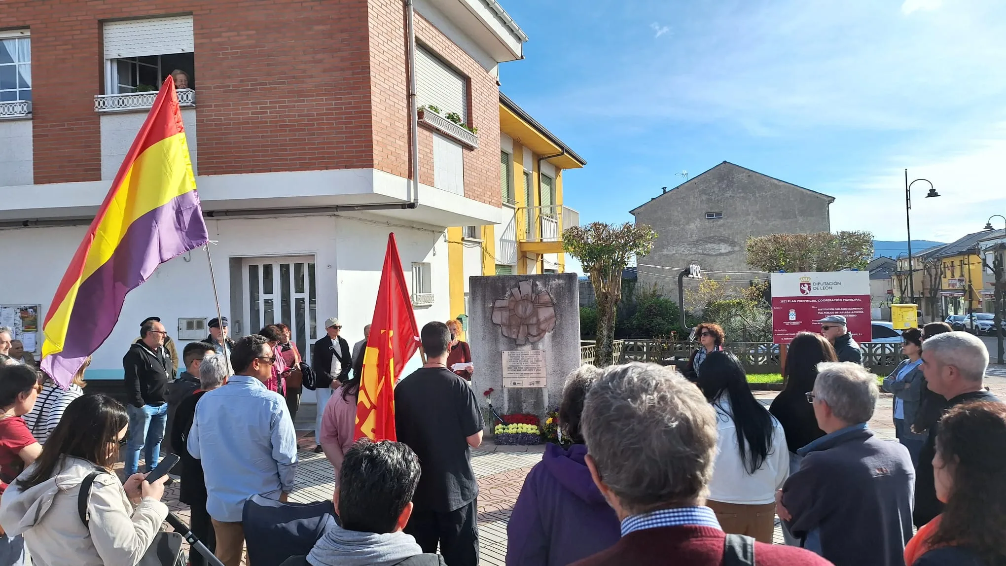 Fabero conmemora el 14 de abril con un emotivo homenaje