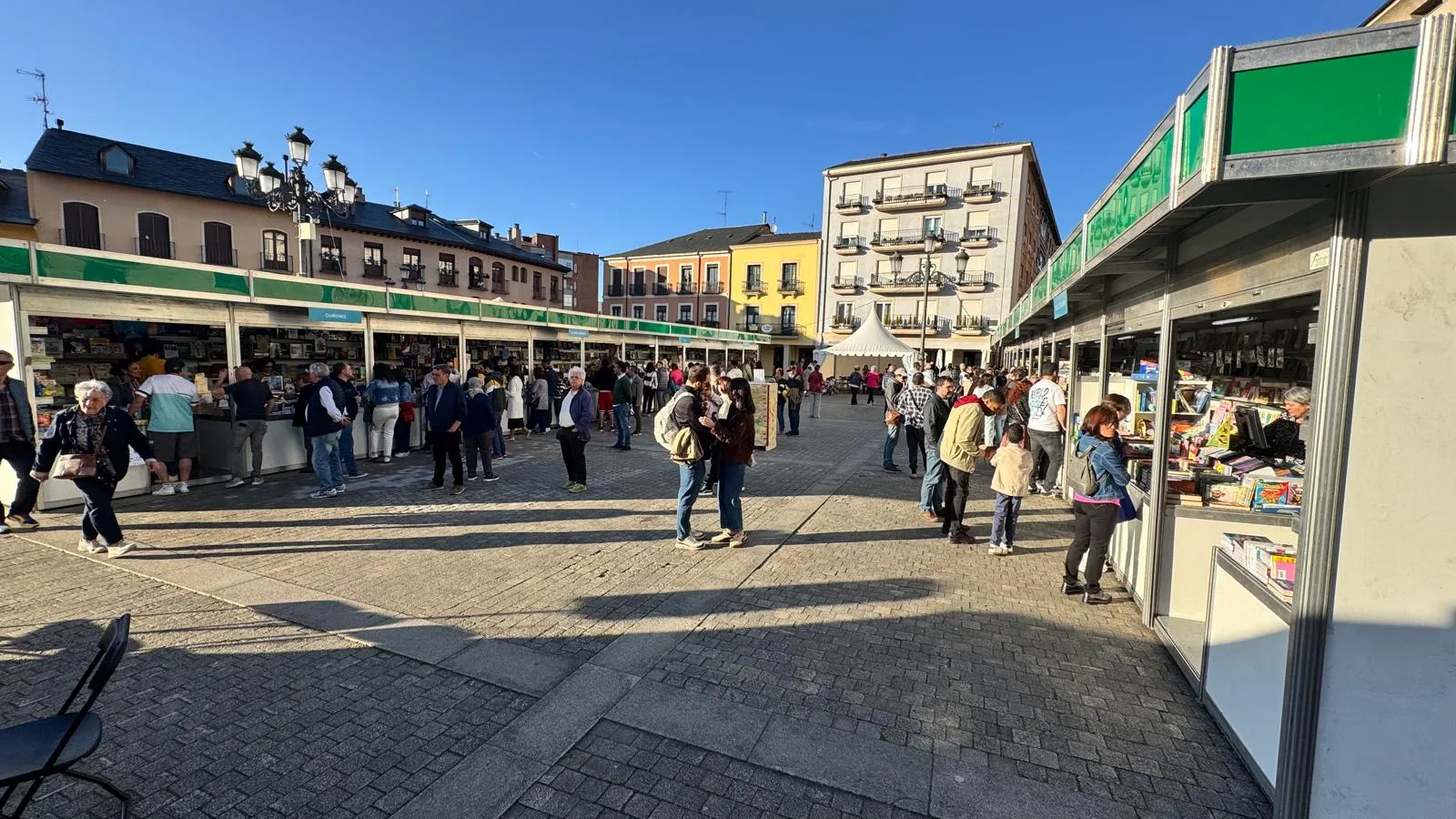 El PSOE critica el traslado “sin sentido” de la Feria del Libro a la plaza de la Encina y pide mantenerla en la del Ayuntamiento