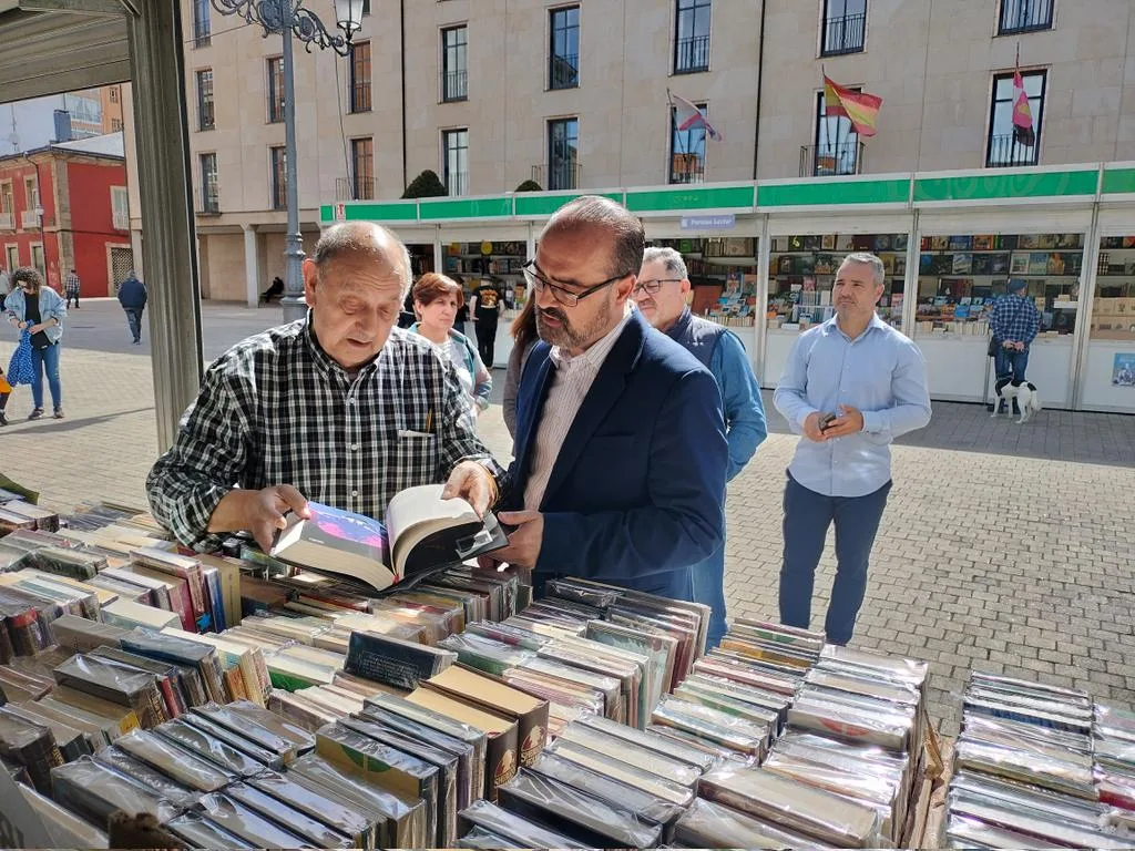 La XXXII Feria del Libro Antiguo y de Ocasión regresa a Ponferrada con auténticos tesoros literarios