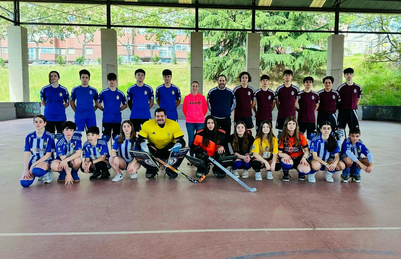 Eva González anima a los equipos de hockey base en Ponferrada