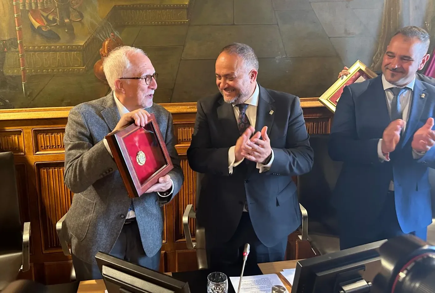 "El reconocimiento que más me llega": Luis Mateo Díez recibe la Medalla de Oro de la Provincia de León