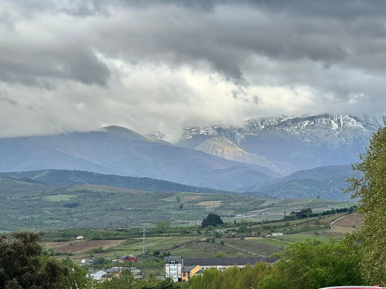 [VIDEO] Nieve en El Bierzo en pleno abril que pone fin a una Semana Santa pasada por agua
