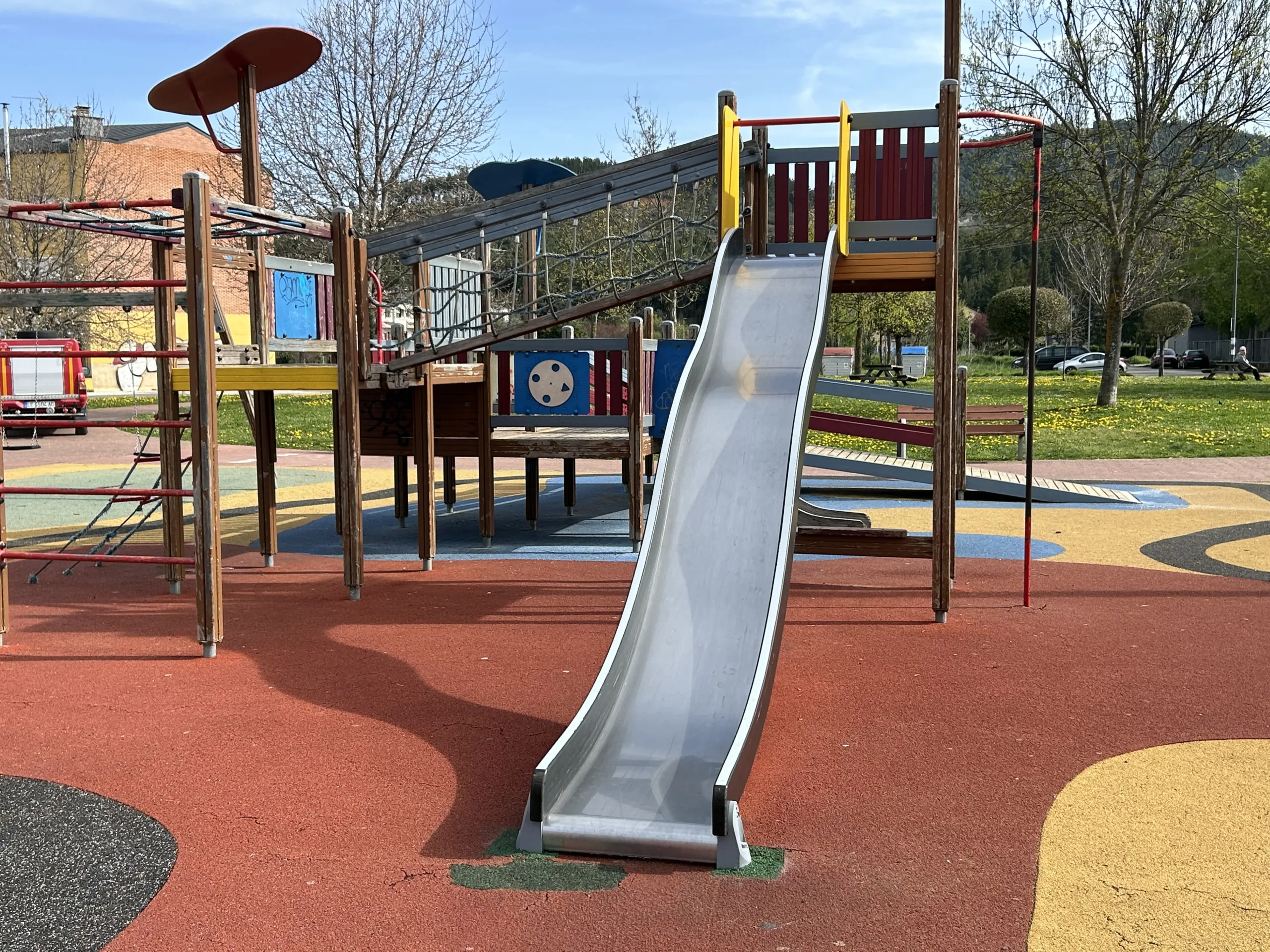 El Ayuntamiento mejora la seguridad en varios parques infantiles del municipio