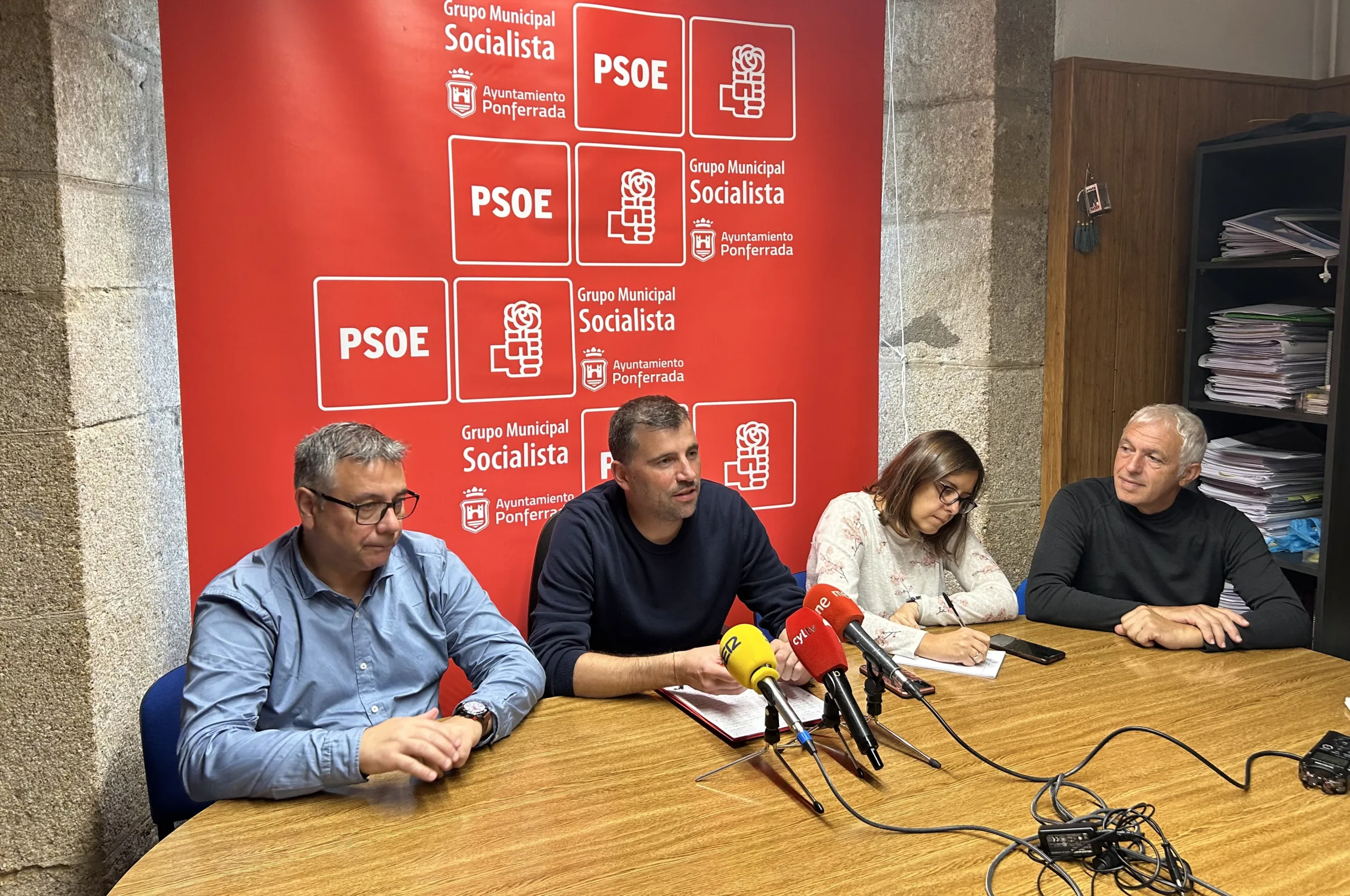 El PSOE critica la "incapacidad" del equipo de Gobierno tras "quedar desierta nuevamente" la licitación del campo de fútbol de Flores del Sil