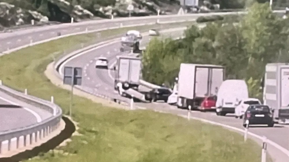 Una mujer herida al volcar su vehículo en la A-6 a la altura de Torre del Bierzo