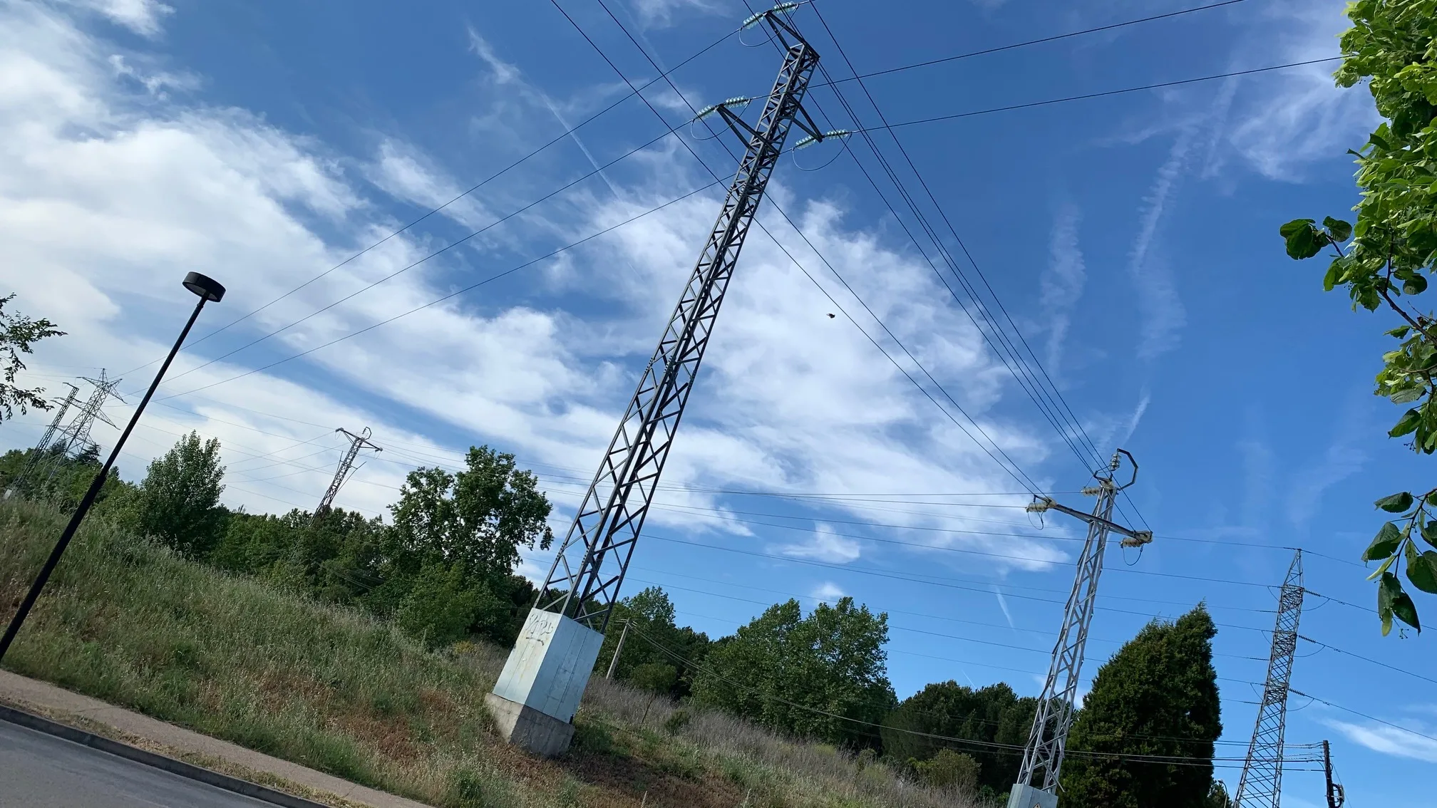 La electricidad sube un 450% en un día pero se mantiene por debajo de los 50 euros por MWh por octava jornada consecutiva