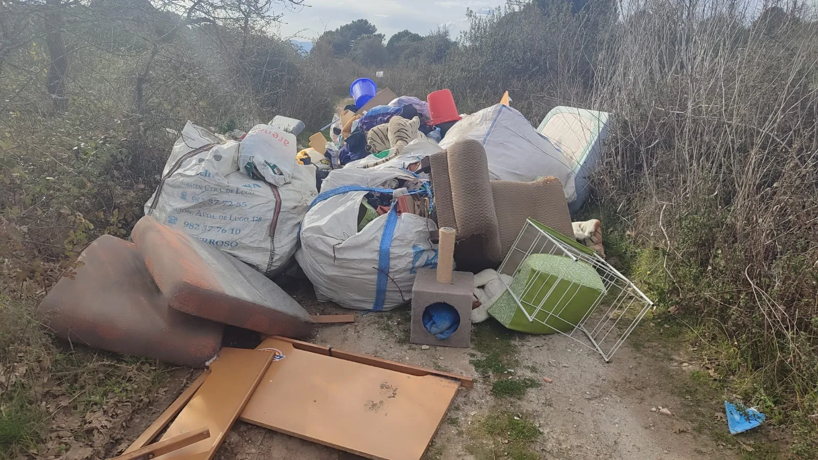 Identifican a los presuntos autores de un vertido de residuos prohibidos en las inmediaciones de la carretera del Embalse de Bárcena