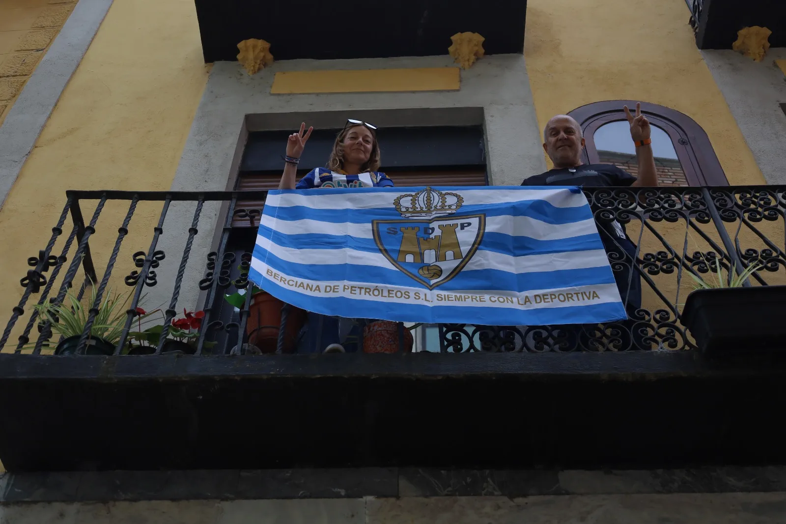 La Ponferradina agota las banderas de regalo para colgar en balcones y ventanas