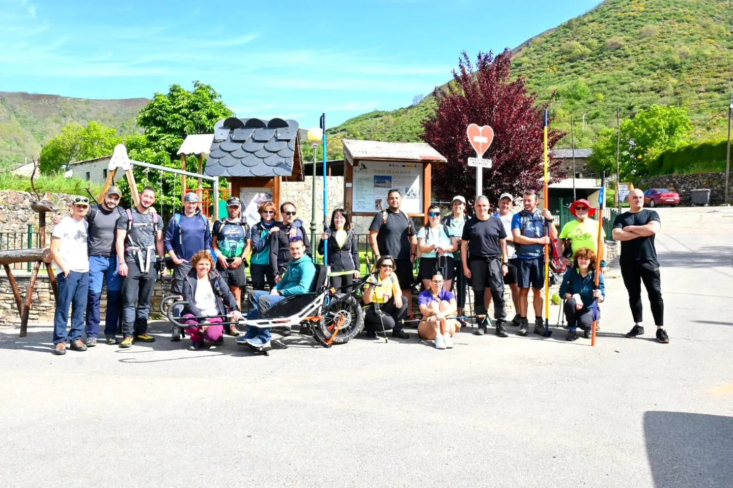Laciana refuerza su compromiso con la inclusión con un curso de guiado en montaña para personas con discapacidad