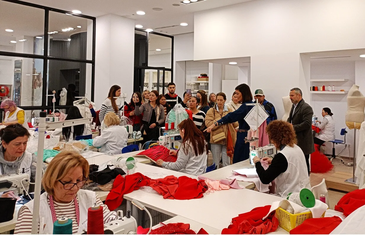 Visita al atelier de Silvia Fernández de los participantes en las Jornadas de Desarrollo Territorial
