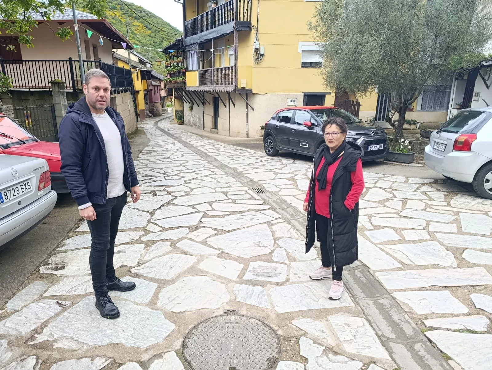 Medio Rural acomete la renovación completa del empedrado de la calle principal de Valdecañada