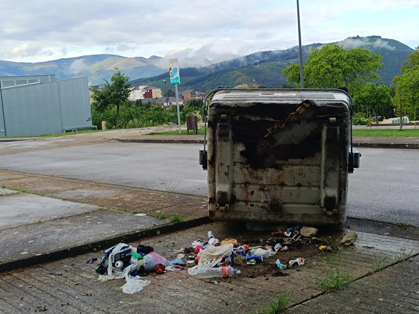 Aparece un contenedor destrozado en el Campus de Ponferrada