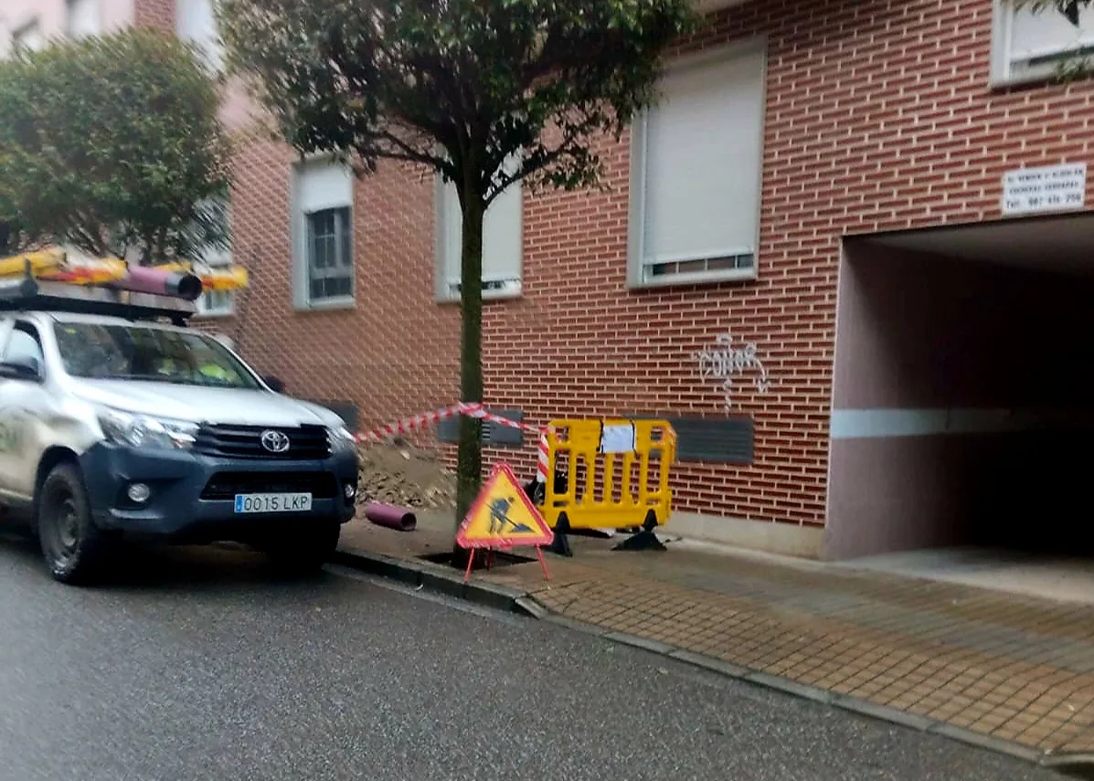 [FOTOS] Vecinos de Flores del Sil culpan a los feriantes de quemar una fase de la luz durante las Fiestas y dejar sin suministro a parte del barrio