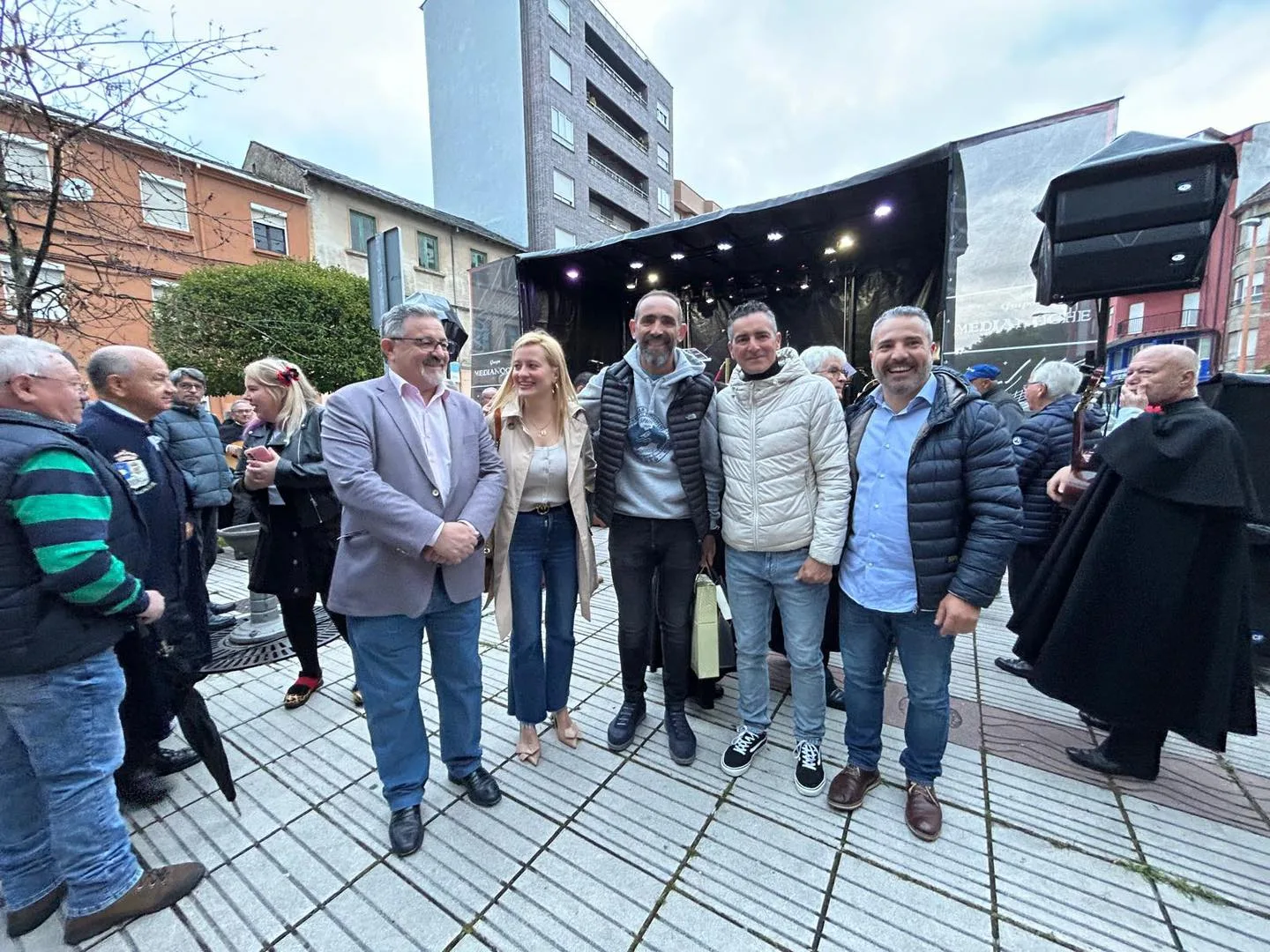 Arrancan en Flores del Sil sus fiestas con un emotivo pregón del ultrafondista Miguel Martínez Basurco