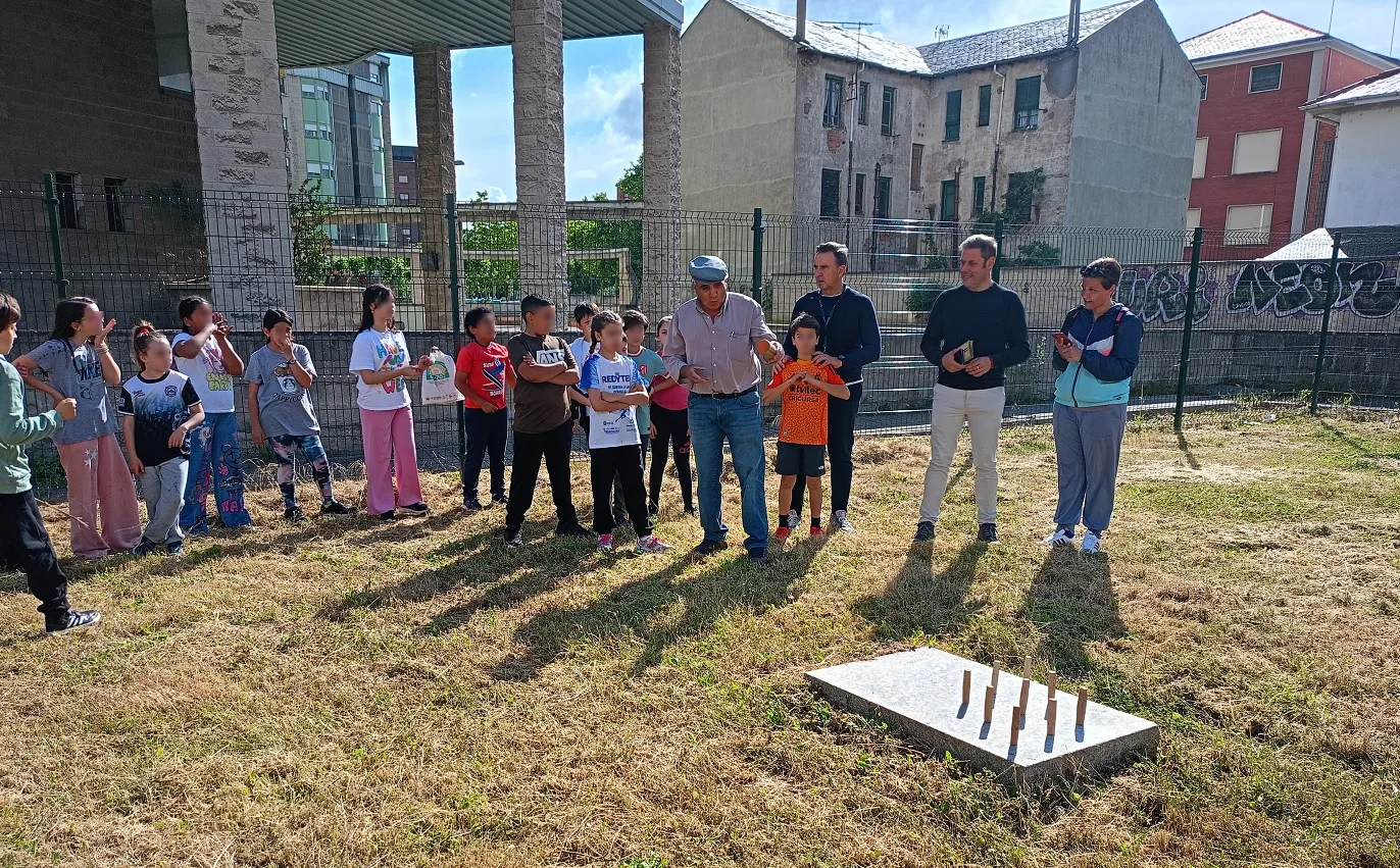 Menos pantallas y más bolo berciano: Ponferrada promueve los juegos tradicionales entre los escolares