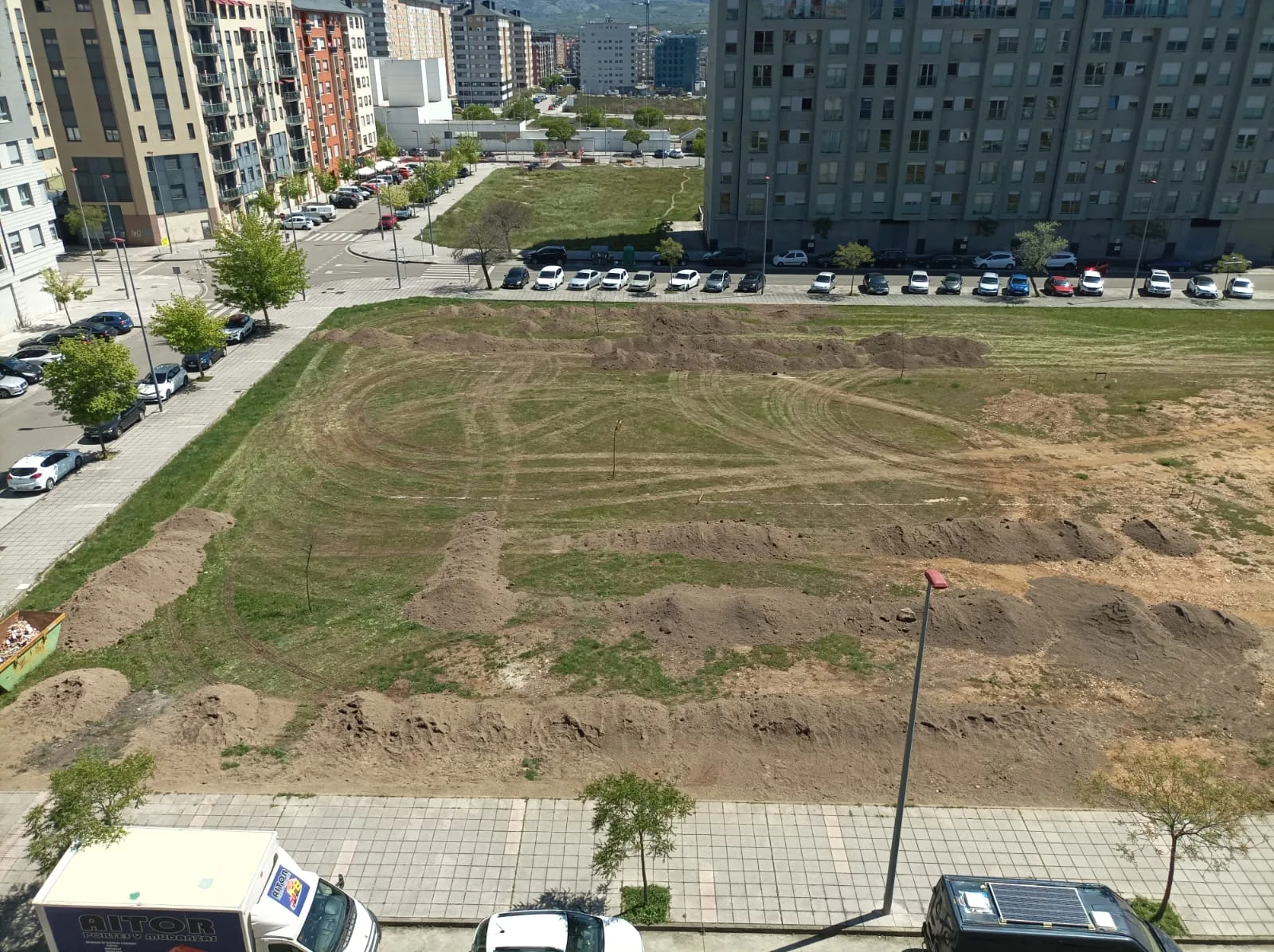 Avanzan los trabajos de ajardinamiento de la parcela municipal en el Barrio de La Rosaleda