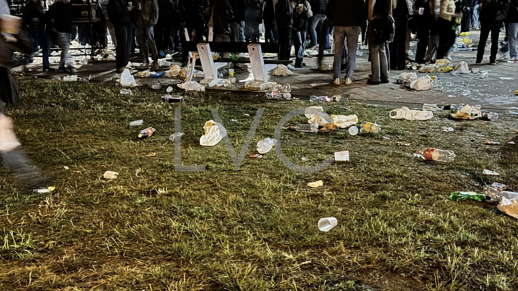 [FOTOS] Destrozos y suciedad en Ponferrada tras una noche de vandalismo y botellones en el Parque del Oeste y Cuatrovientos