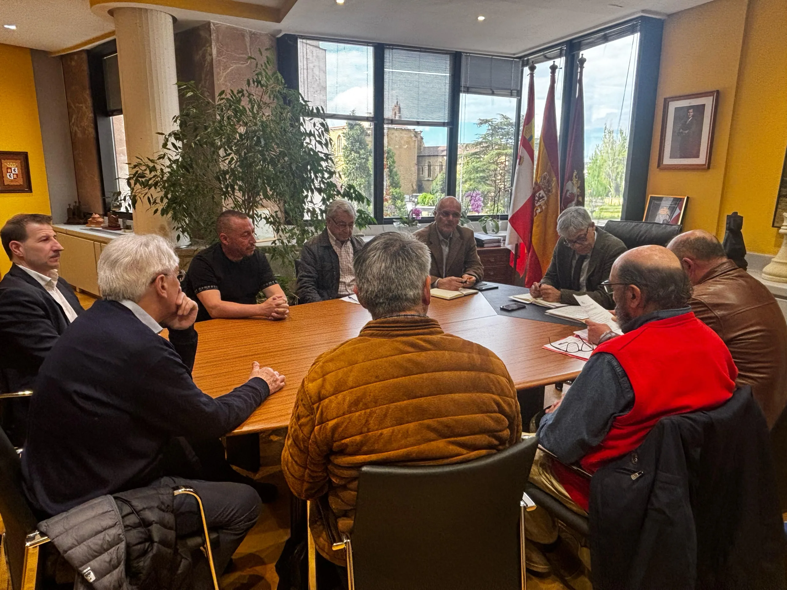 El delegado recibe a la Plataforma Más Vuelos que pide una terminal de carga mercantil para el Aeropuerto de León